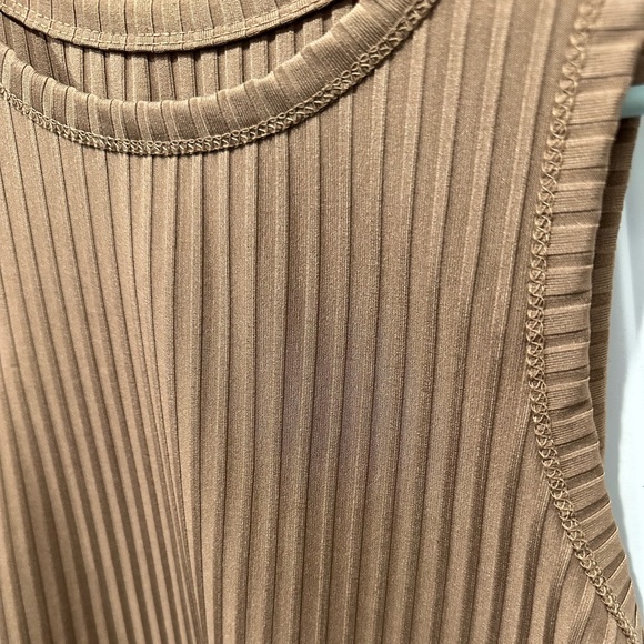 Solid Ribbed Cropped Tank Top - Picture 2 of 8